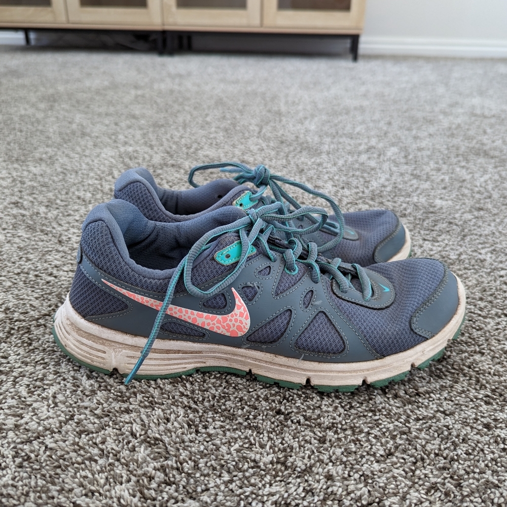 NIKE Size 9 Shoes